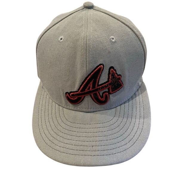 New Era 59FIFTY Fitted Ballcap Atlanta Braves 71/8 Gray Metallic Red MLB - Picture 1 of 9